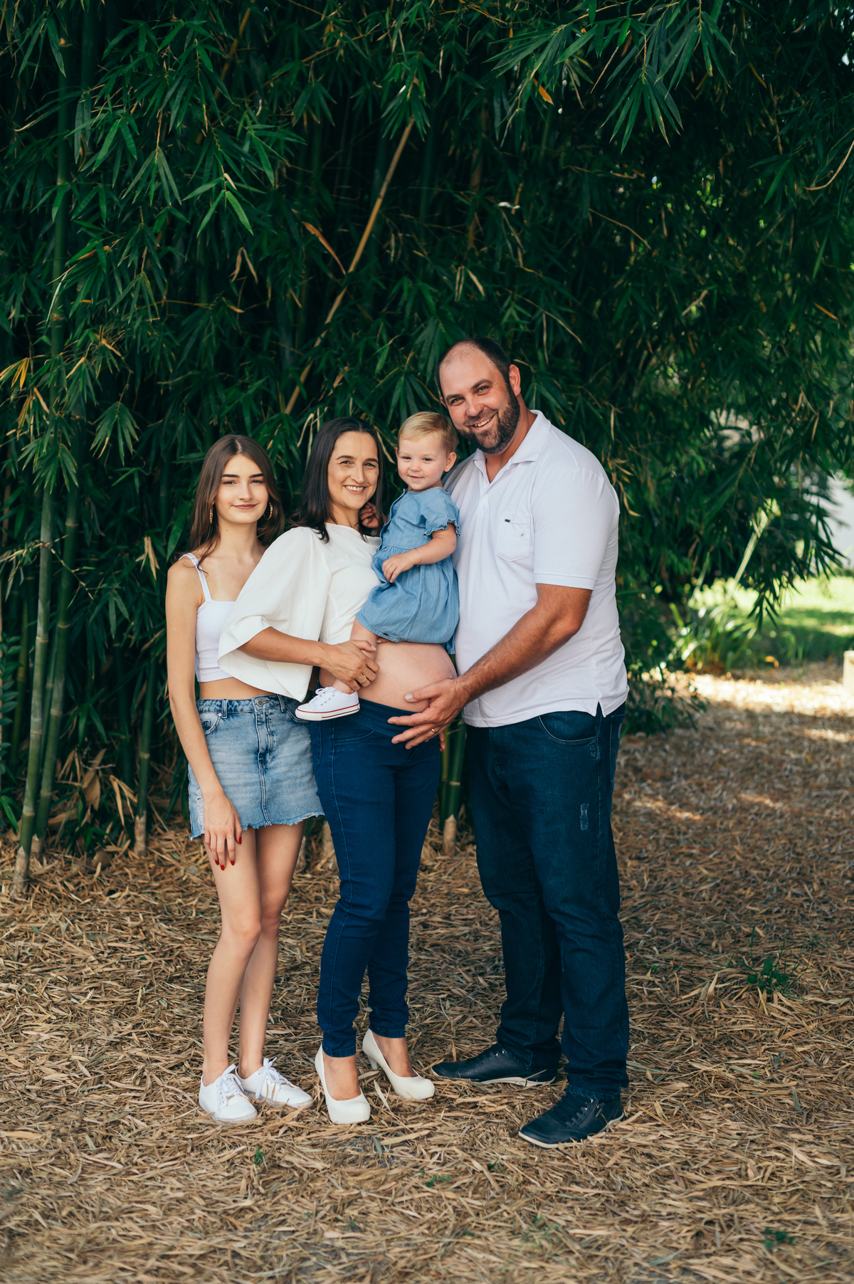ensaio de gestante ensaio em Monte Belo do Sul daniela radavelli fotografia look de gestante ensaio com por do sol ensaio família
