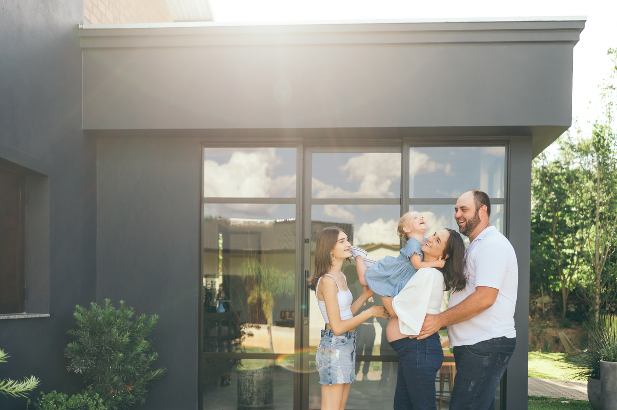 ensaio de gestante ensaio em Monte Belo do Sul daniela radavelli fotografia look de gestante ensaio com por do sol ensaio família