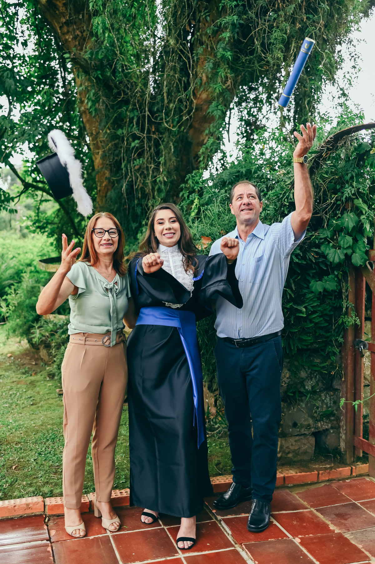 ensaio formatura daniela radavelli fotografia fotógrafa na Serra Gaúcha fotos de toga fotos de formatura ensaio com família Vinícola Don Giovanni Pinto Bandeira