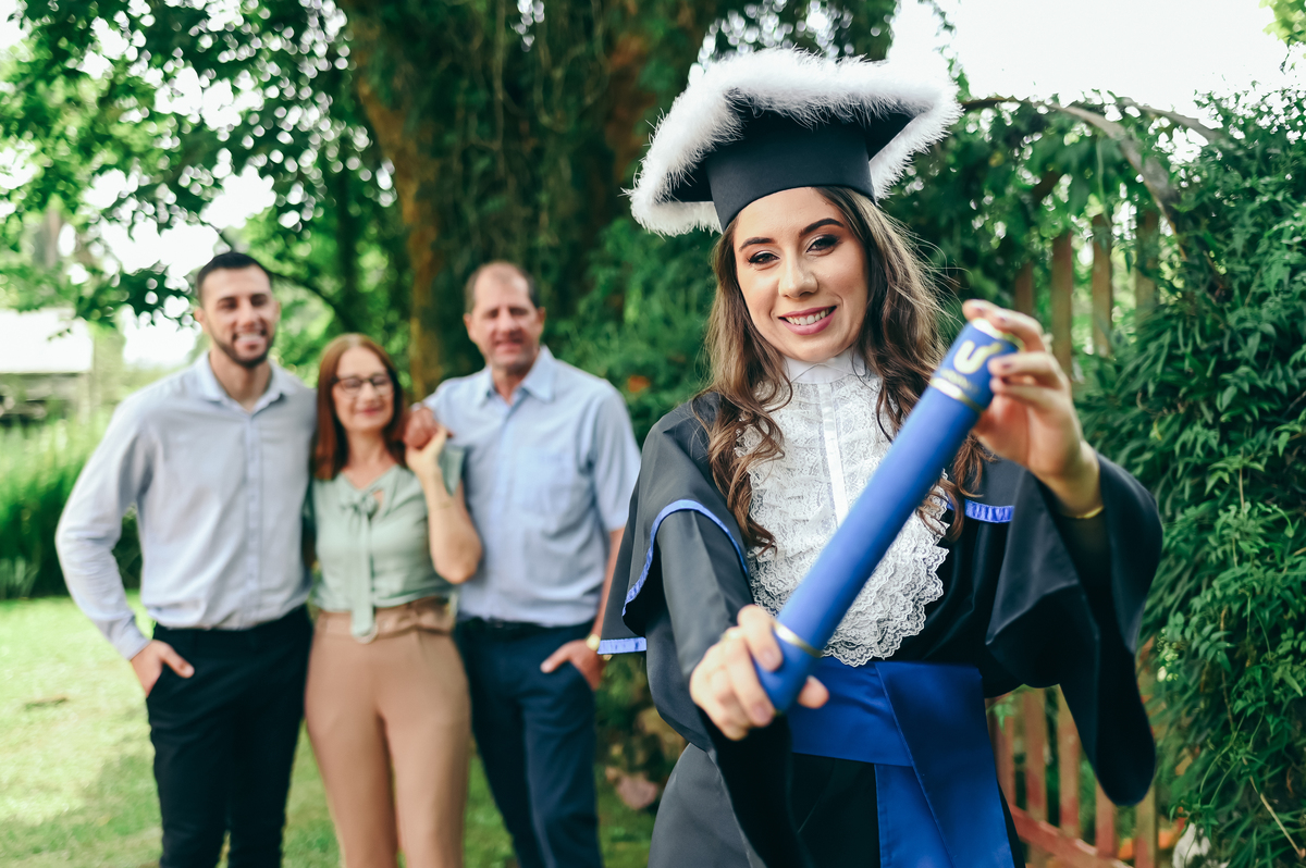 ensaio formatura daniela radavelli fotografia fotógrafa na Serra Gaúcha fotos de toga fotos de formatura ensaio com família Vinícola Don Giovanni Pinto Bandeira