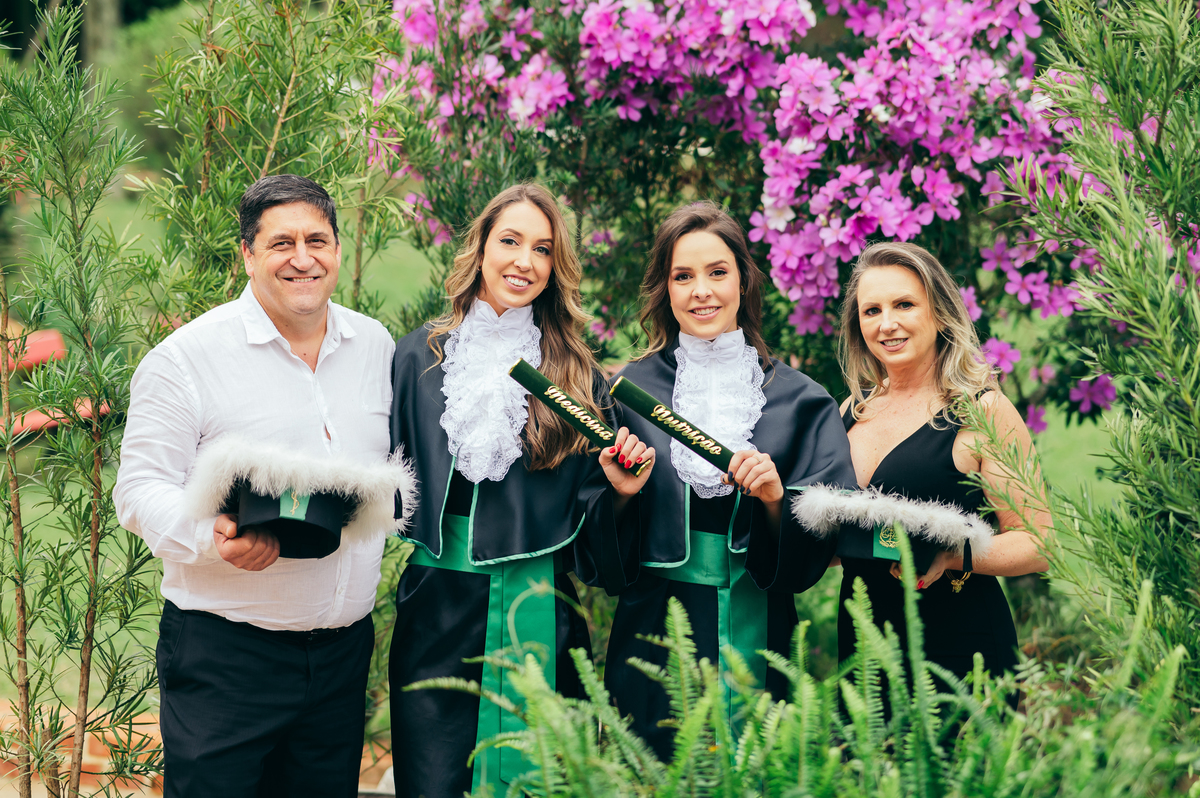 ensaio formatura daniela radavelli fotografia fotógrafa na Serra Gaúcha fotos de toga fotos de formatura ensaio com família Vinícola Don Giovanni Pinto Bandeira formatura em dupla