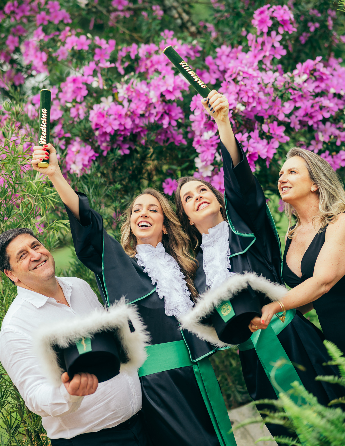 ensaio formatura daniela radavelli fotografia fotógrafa na Serra Gaúcha fotos de toga fotos de formatura ensaio com família Vinícola Don Giovanni Pinto Bandeira formatura em dupla