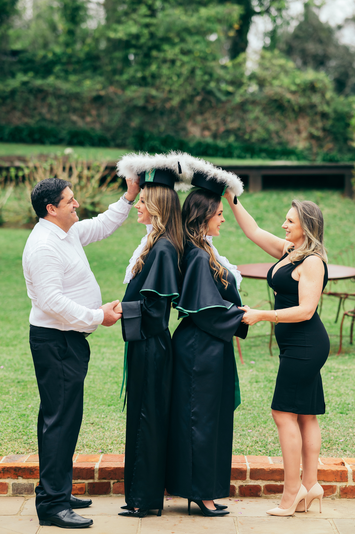 ensaio formatura daniela radavelli fotografia fotógrafa na Serra Gaúcha fotos de toga fotos de formatura ensaio com família Vinícola Don Giovanni Pinto Bandeira formatura em dupla