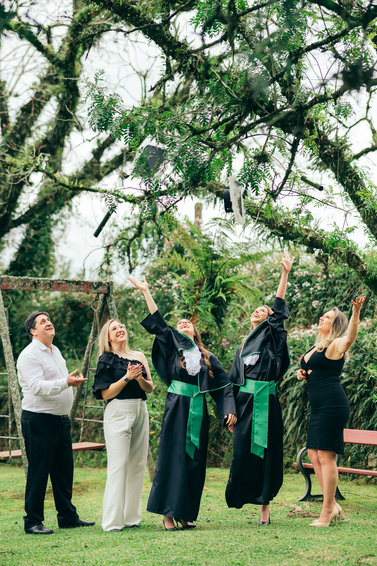 ensaio formatura daniela radavelli fotografia fotógrafa na Serra Gaúcha fotos de toga fotos de formatura ensaio com família Vinícola Don Giovanni Pinto Bandeira formatura em dupla