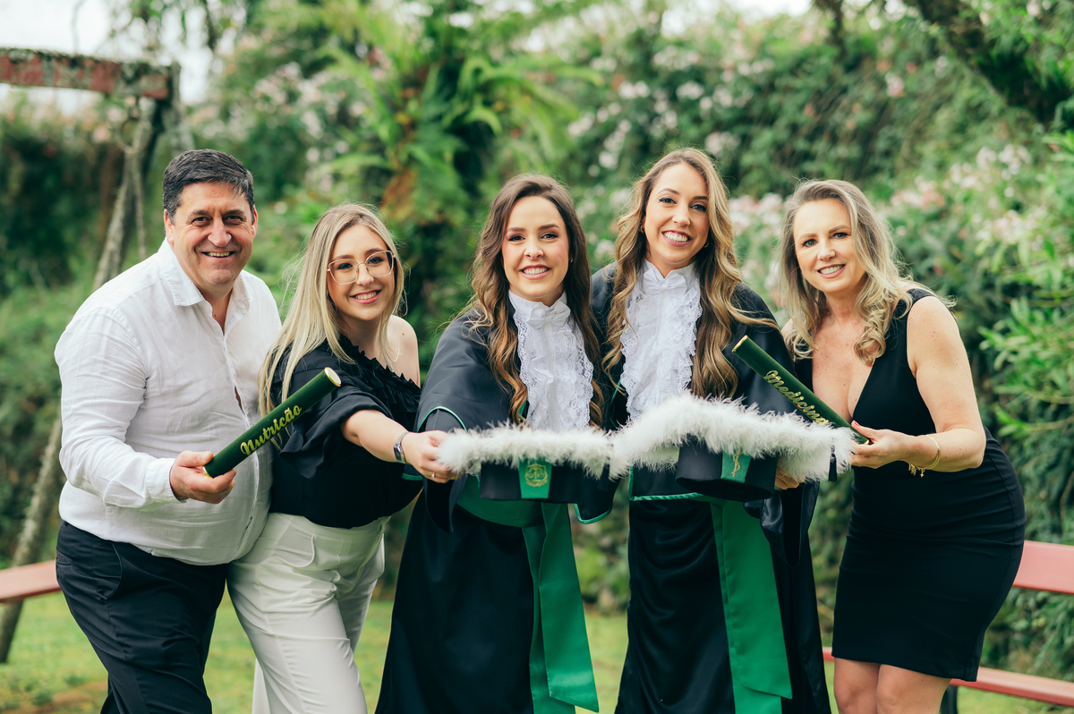 ensaio formatura daniela radavelli fotografia fotógrafa na Serra Gaúcha fotos de toga fotos de formatura ensaio com família Vinícola Don Giovanni Pinto Bandeira formatura em dupla