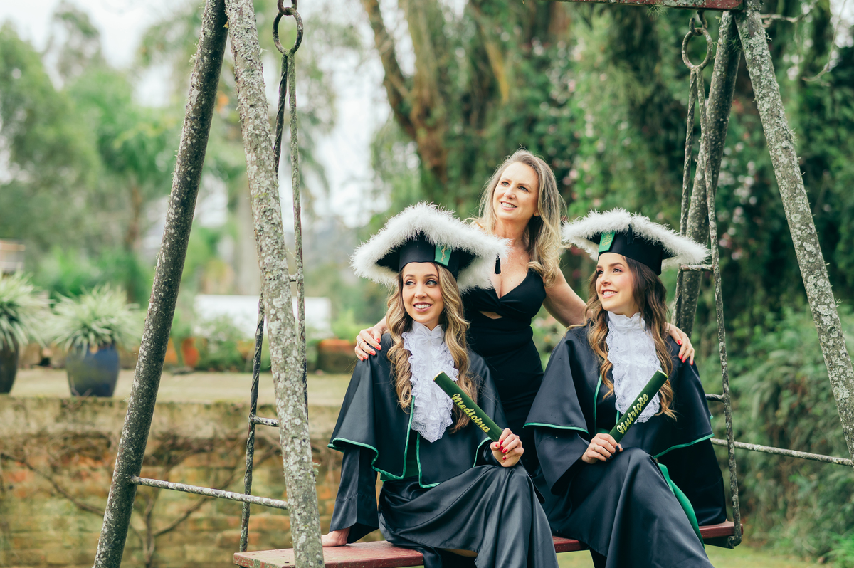 ensaio formatura daniela radavelli fotografia fotógrafa na Serra Gaúcha fotos de toga fotos de formatura ensaio com família Vinícola Don Giovanni Pinto Bandeira formatura em dupla