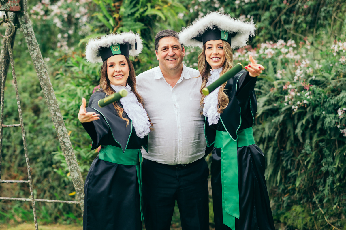 ensaio formatura daniela radavelli fotografia fotógrafa na Serra Gaúcha fotos de toga fotos de formatura ensaio com família Vinícola Don Giovanni Pinto Bandeira formatura em dupla