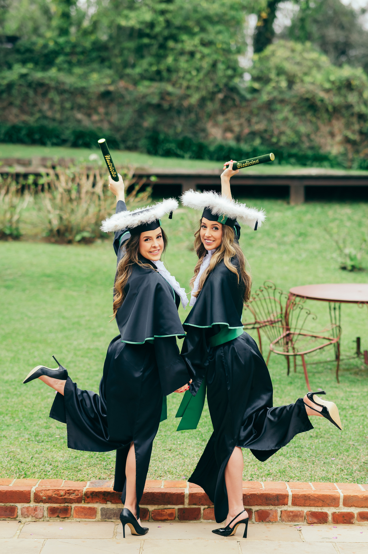 ensaio formatura daniela radavelli fotografia fotógrafa na Serra Gaúcha fotos de toga fotos de formatura ensaio com família Vinícola Don Giovanni Pinto Bandeira formatura em dupla