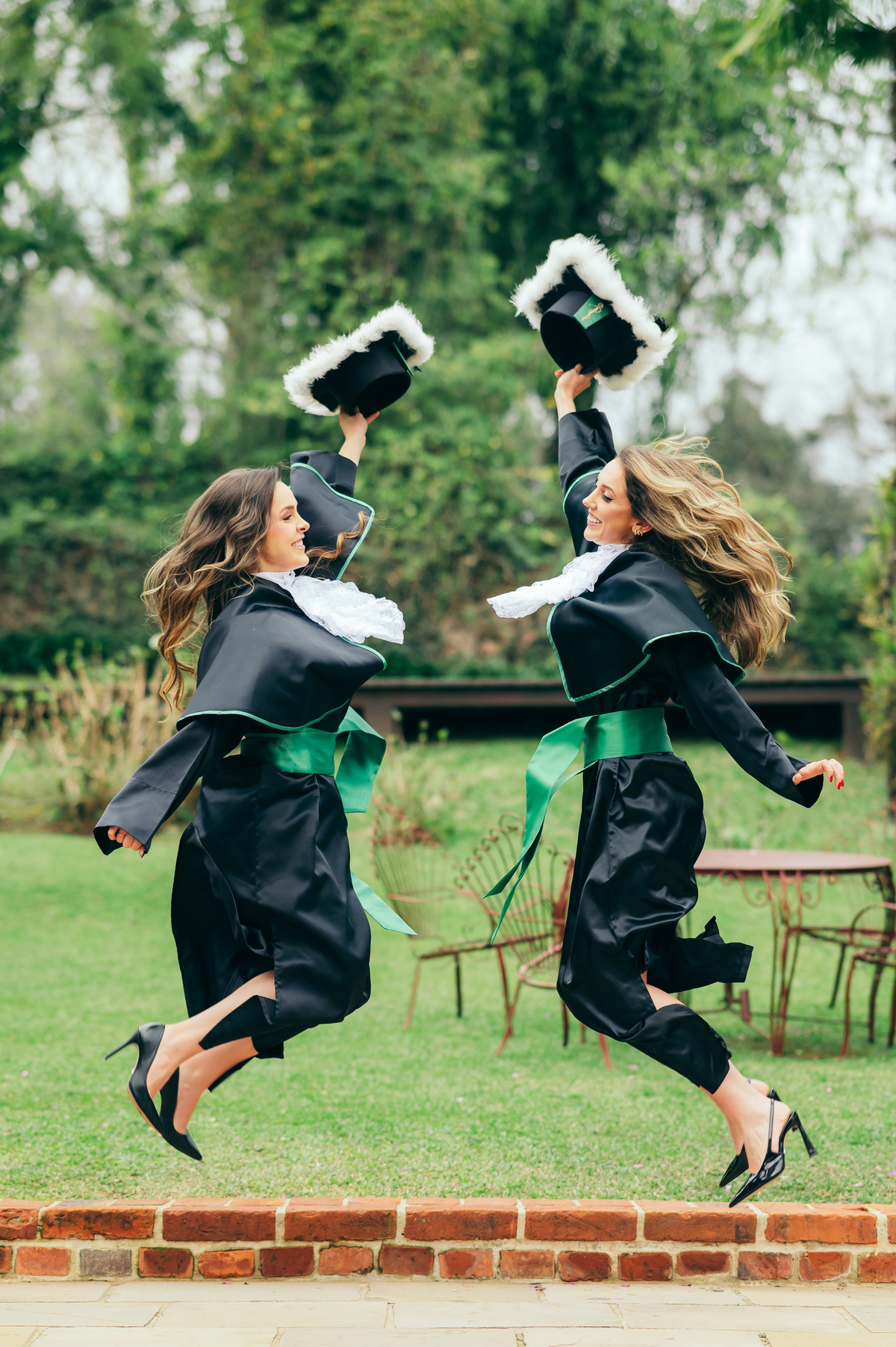 ensaio formatura daniela radavelli fotografia fotógrafa na Serra Gaúcha fotos de toga fotos de formatura ensaio com família Vinícola Don Giovanni Pinto Bandeira formatura em dupla