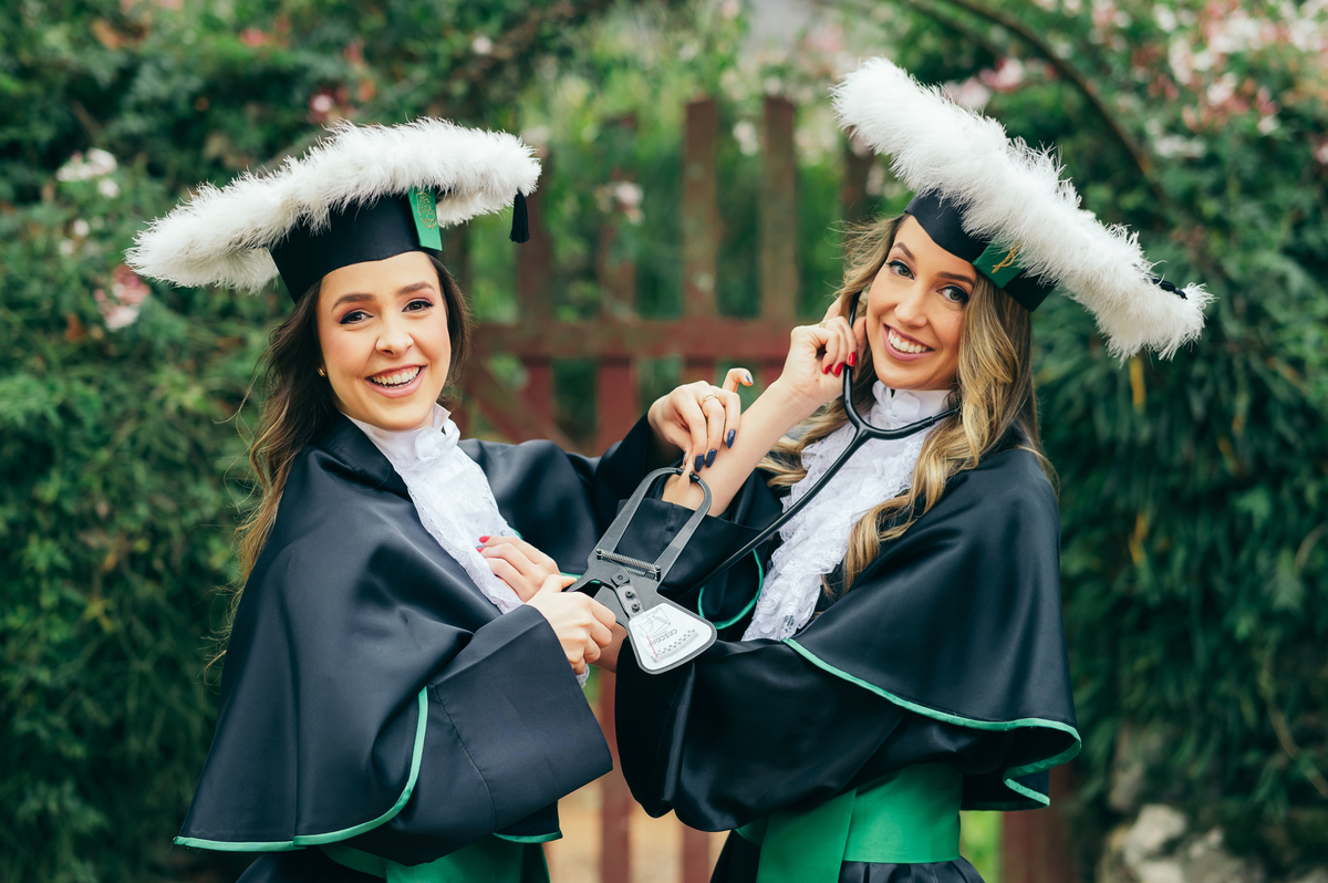 ensaio formatura daniela radavelli fotografia fotógrafa na Serra Gaúcha fotos de toga fotos de formatura ensaio com família Vinícola Don Giovanni Pinto Bandeira formatura em dupla