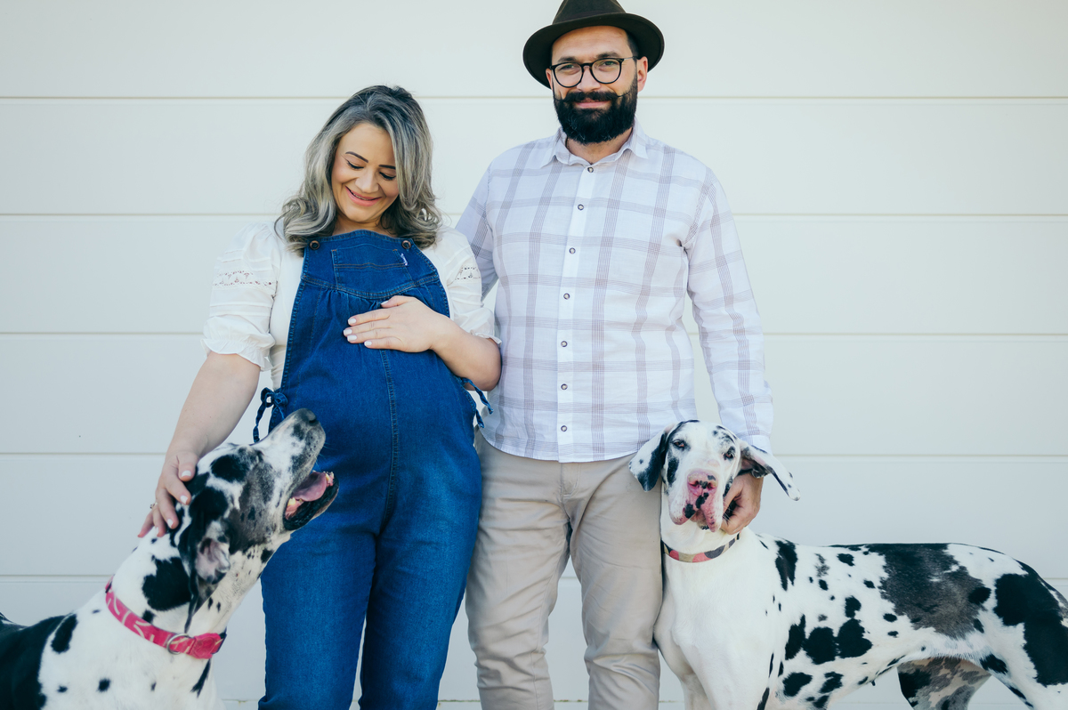 ensaio de gestante ensaio em casa Garibaldi daniela radavelli fotografia look de gestante ensaio família ensaio com doguinho ensaio com gatinho papai motoqueiro