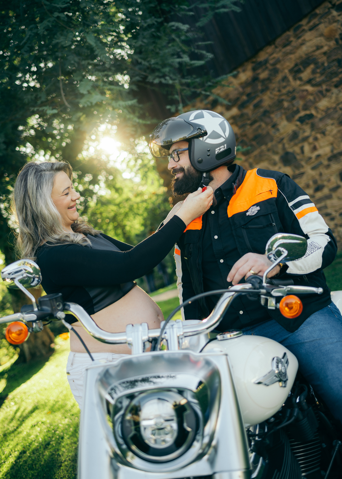 ensaio de gestante ensaio em casa Garibaldi daniela radavelli fotografia look de gestante ensaio família ensaio com doguinho ensaio com gatinho papai motoqueiro