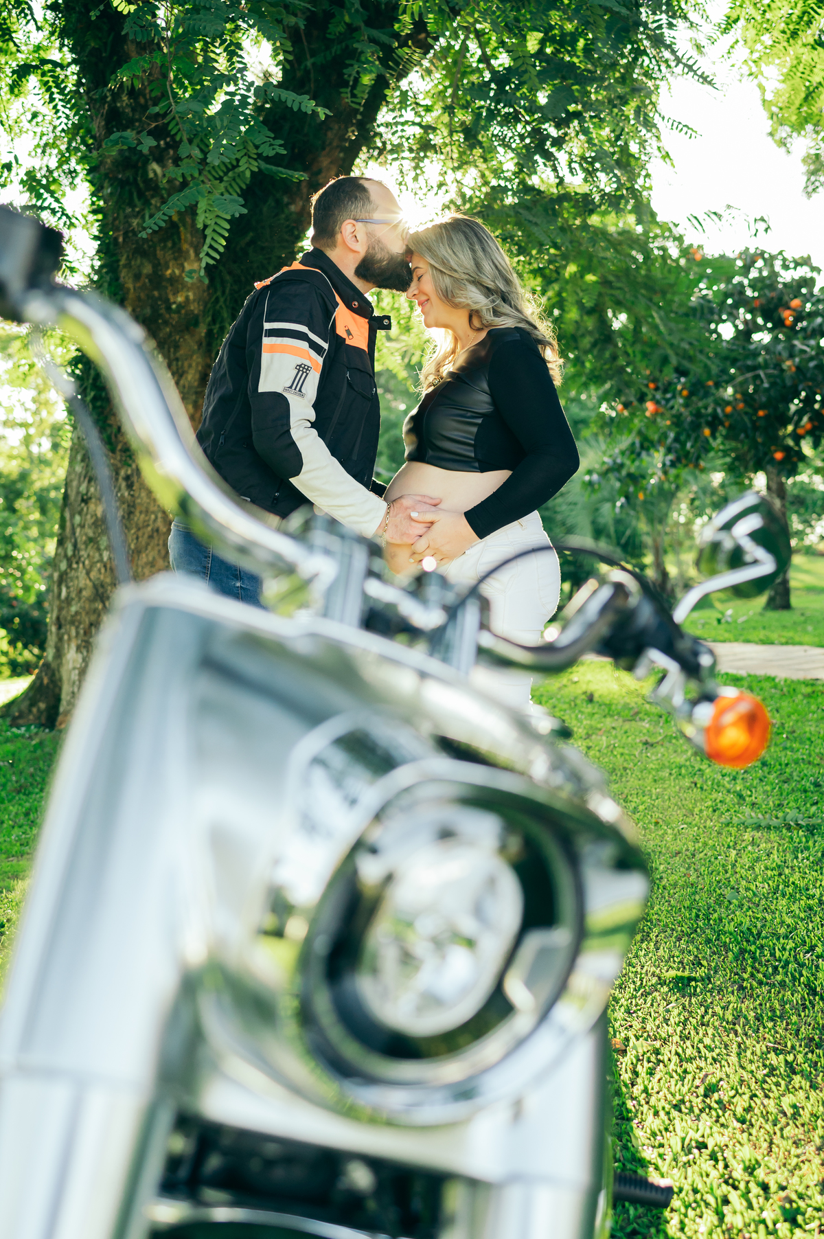 ensaio de gestante ensaio em casa Garibaldi daniela radavelli fotografia look de gestante ensaio família ensaio com doguinho ensaio com gatinho papai motoqueiro