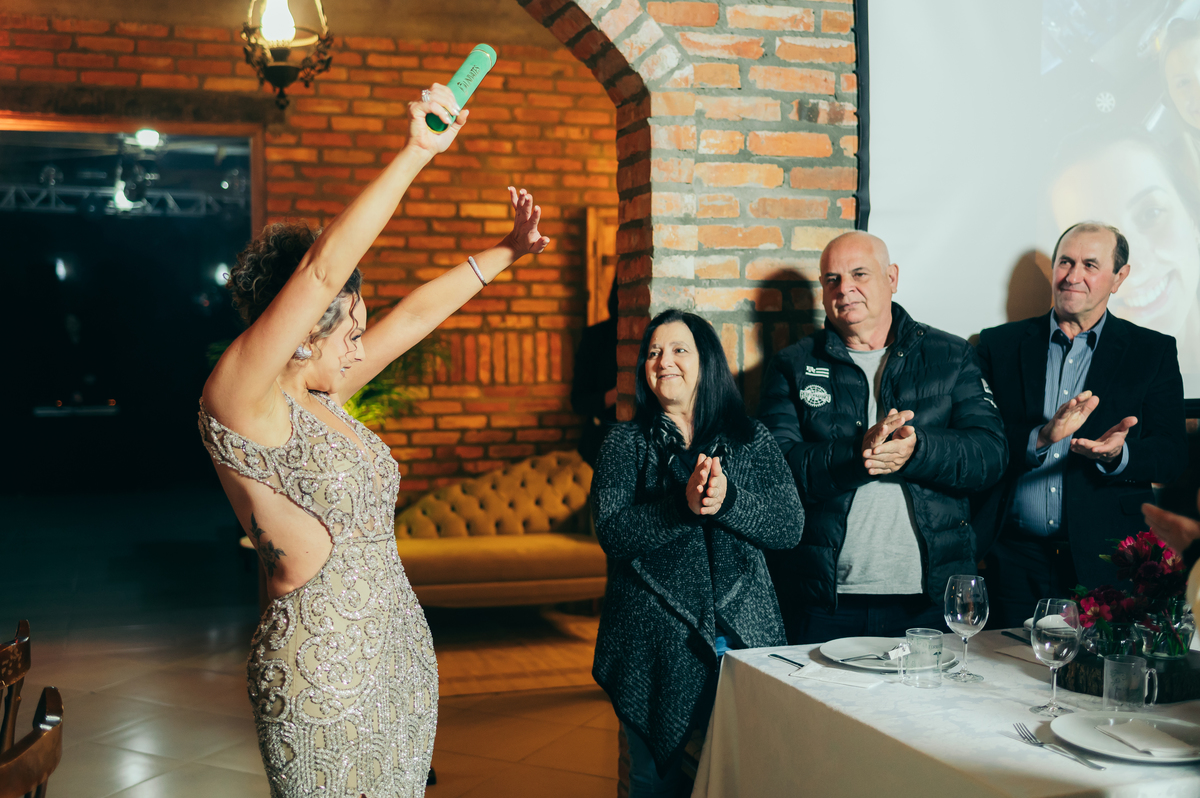 festa de formatura formanda em cosmetologia e estética vestido de formatura decoração de formatura Vinícola La Cantina daniela radavelli fotografia