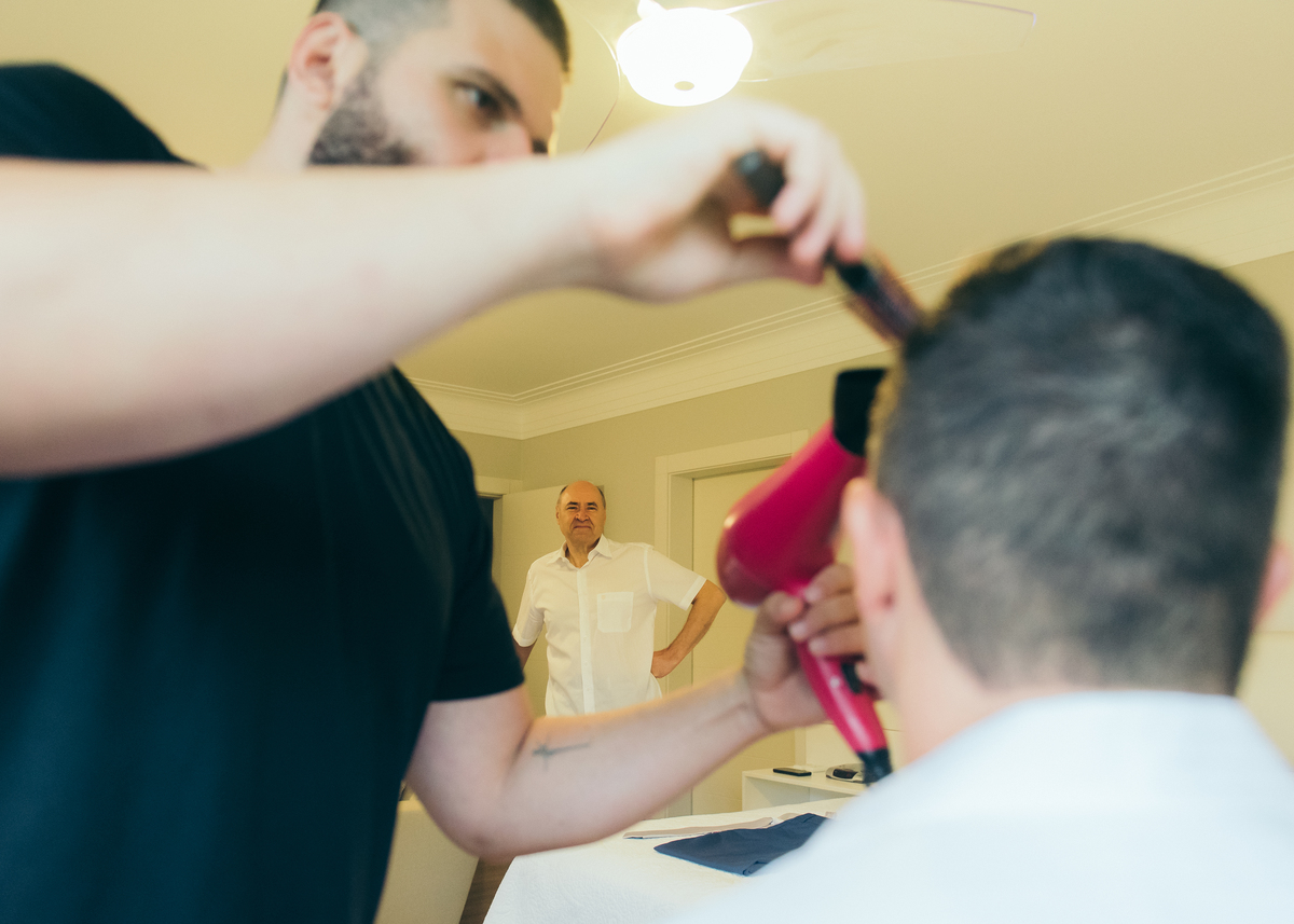 making of noivo casamento de dia daniela radavelli fotografia Santorini Garden Garibaldi