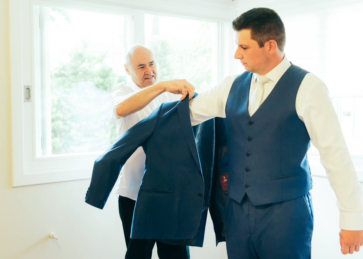 making of noivo casamento de dia daniela radavelli fotografia Santorini Garden Garibaldi