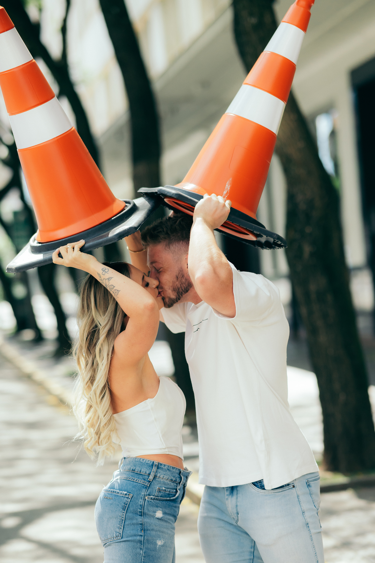 ensaio de casal ensaio pré wedding ensaio espontâneo ensaio na rua ensaio de casal em caxias do sul fotografia de casamento de rua daniela radavelli fotografia