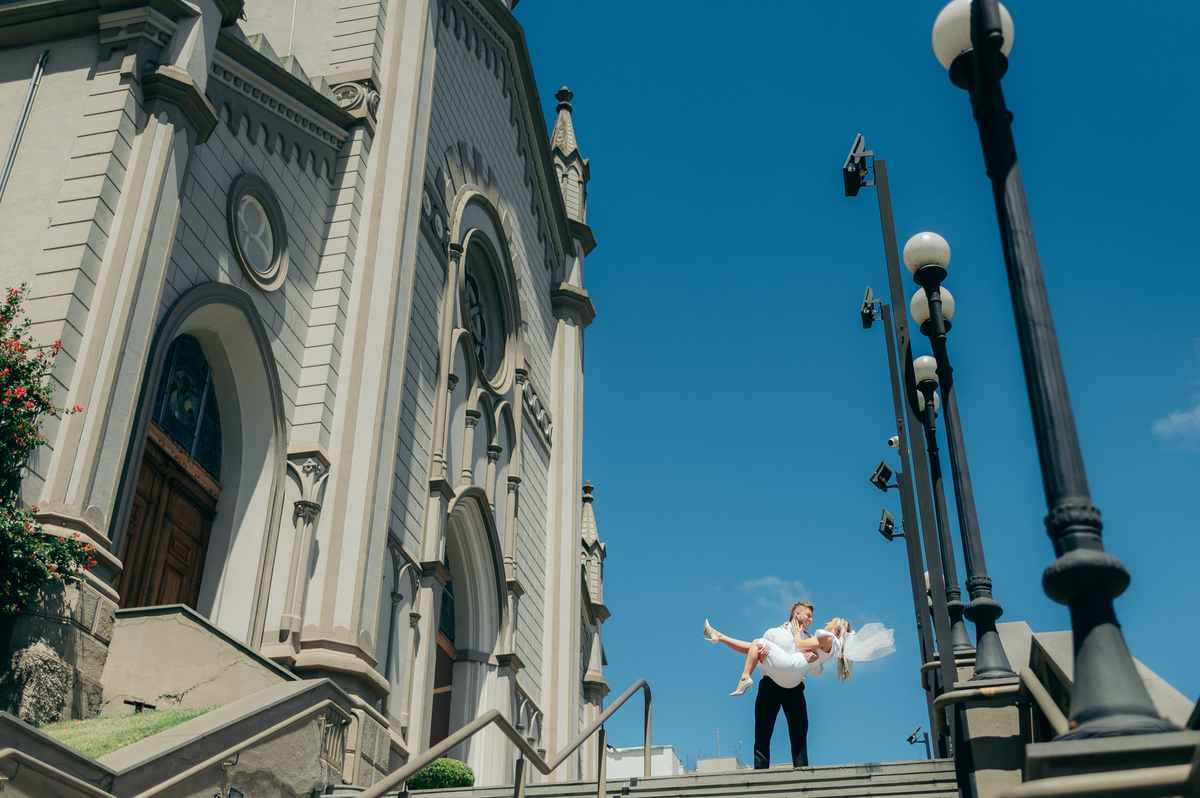 ensaio de casal ensaio pré wedding ensaio espontâneo ensaio na rua ensaio de casal em caxias do sul fotografia de casamento de rua daniela radavelli fotografia