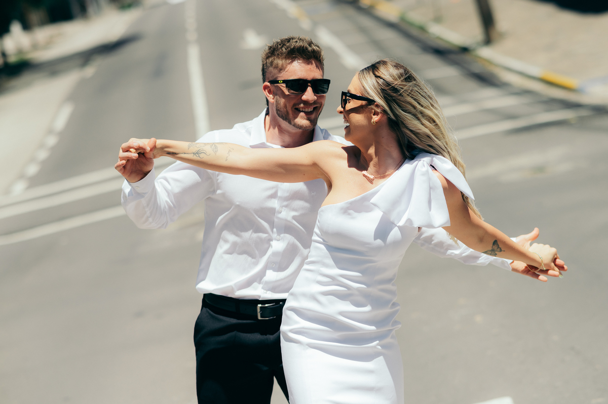 ensaio de casal ensaio pré wedding ensaio espontâneo ensaio na rua ensaio de casal em caxias do sul fotografia de casamento de rua daniela radavelli fotografia