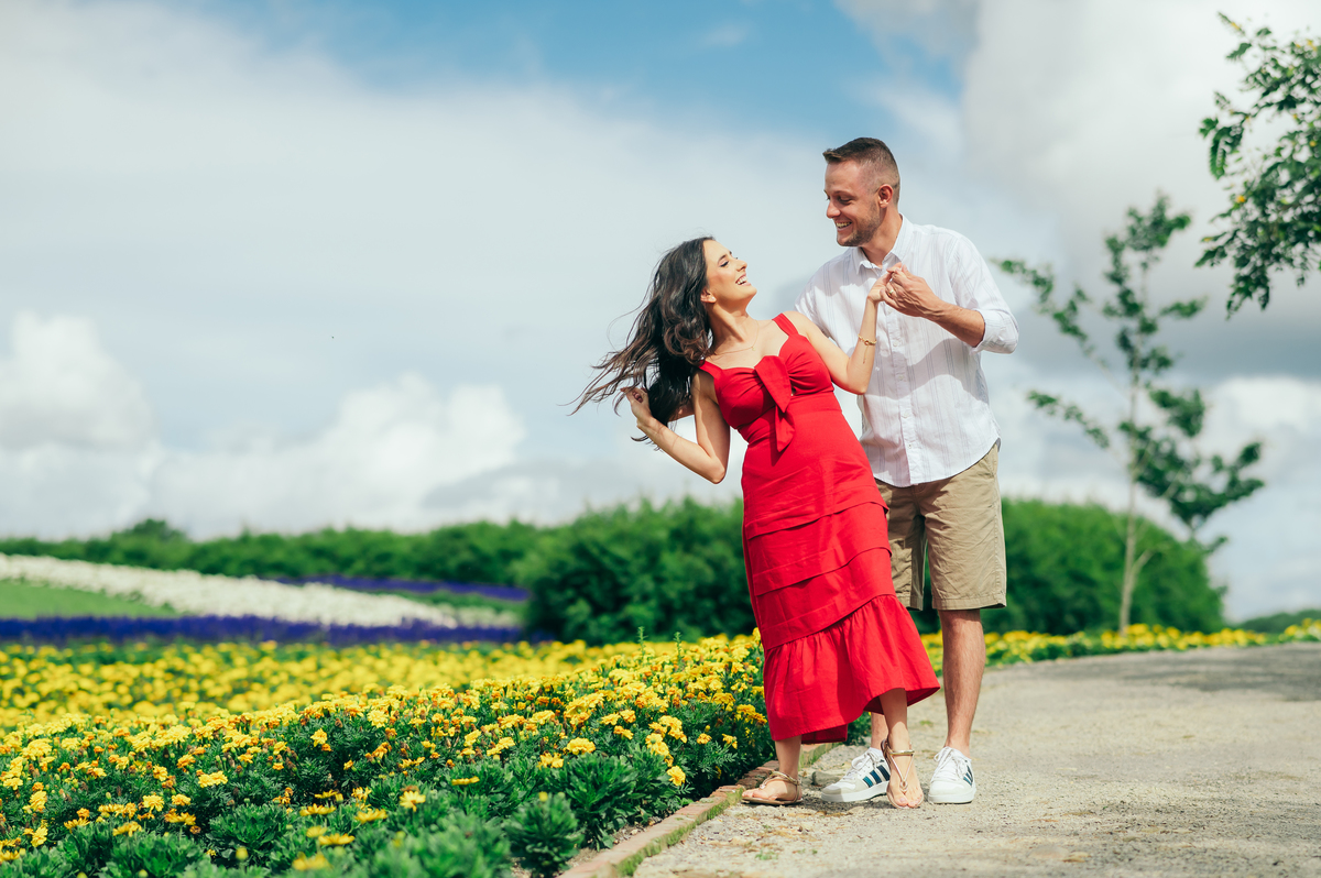 ensaio de casal ensaio pré casamento ensaio na natureza ensaios no parque de flores matria em são francisco de paula ensaios no verão daniela radavelli fotografia 