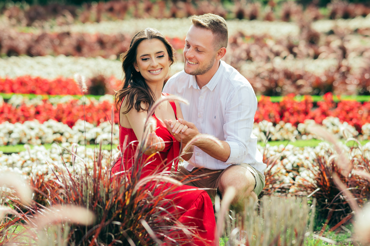 ensaio de casal ensaio pré casamento ensaio na natureza ensaios no parque de flores matria em são francisco de paula ensaios no verão daniela radavelli fotografia 