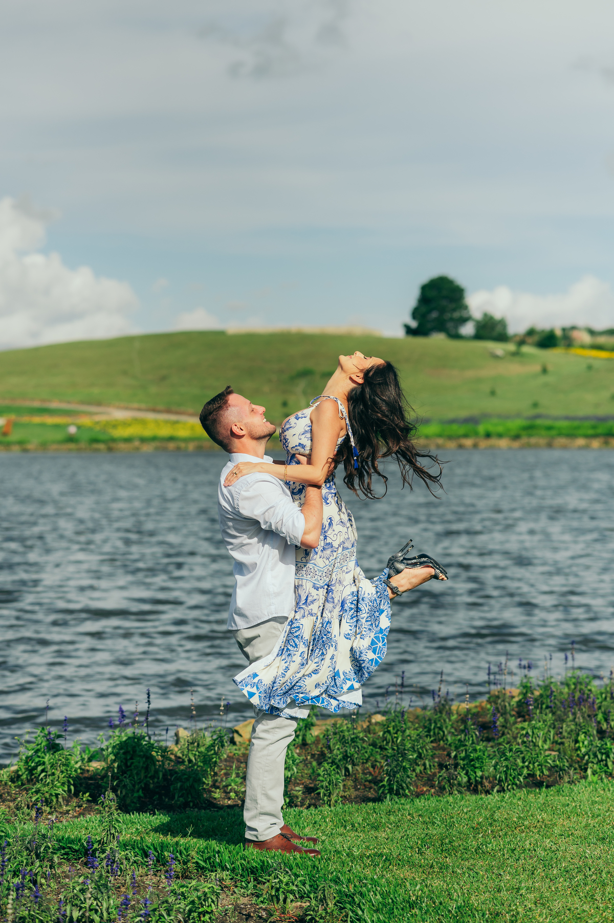 ensaio de casal ensaio pré casamento ensaio na natureza ensaios no parque de flores matria em são francisco de paula ensaios no verão daniela radavelli fotografia 