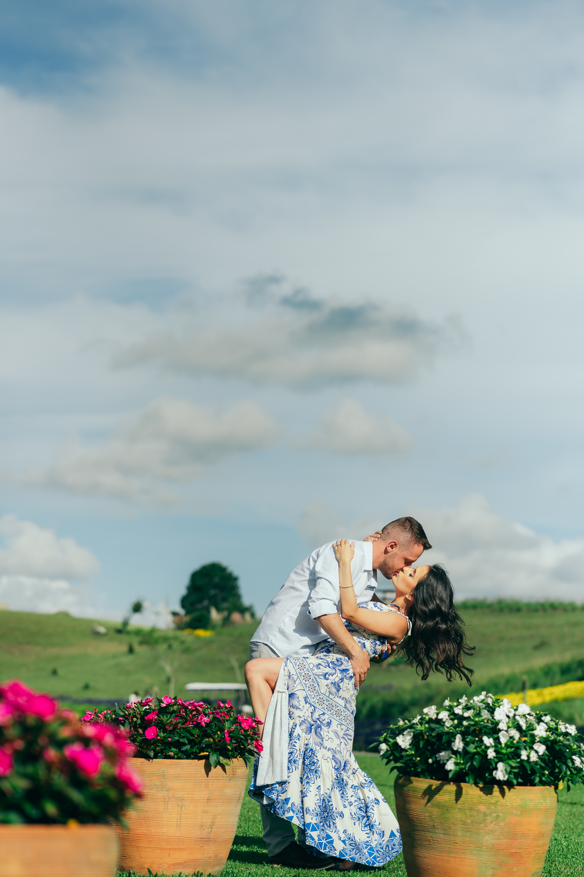ensaio de casal ensaio pré casamento ensaio na natureza ensaios no parque de flores matria em são francisco de paula ensaios no verão daniela radavelli fotografia 