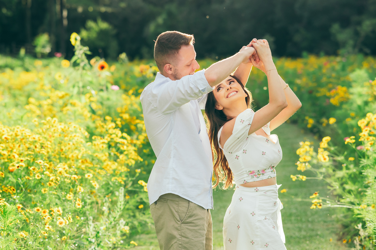 ensaio de casal ensaio pré casamento ensaio na natureza ensaios no parque de flores matria em são francisco de paula ensaios no verão daniela radavelli fotografia 