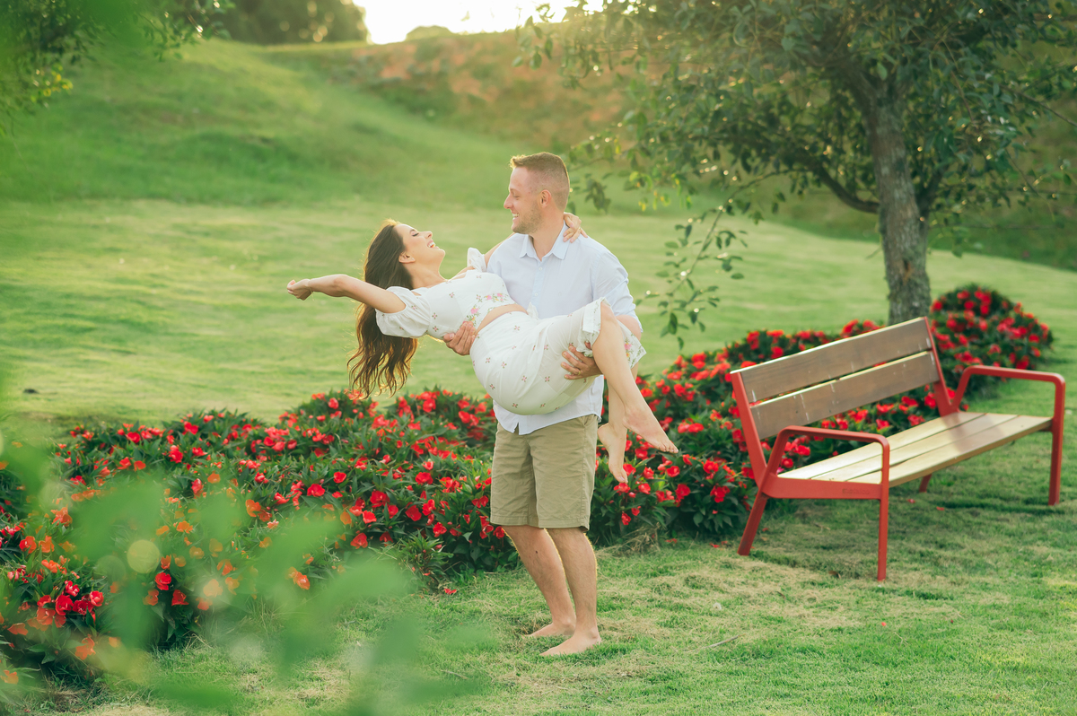 ensaio de casal ensaio pré casamento ensaio na natureza ensaios no parque de flores matria em são francisco de paula ensaios no verão daniela radavelli fotografia 