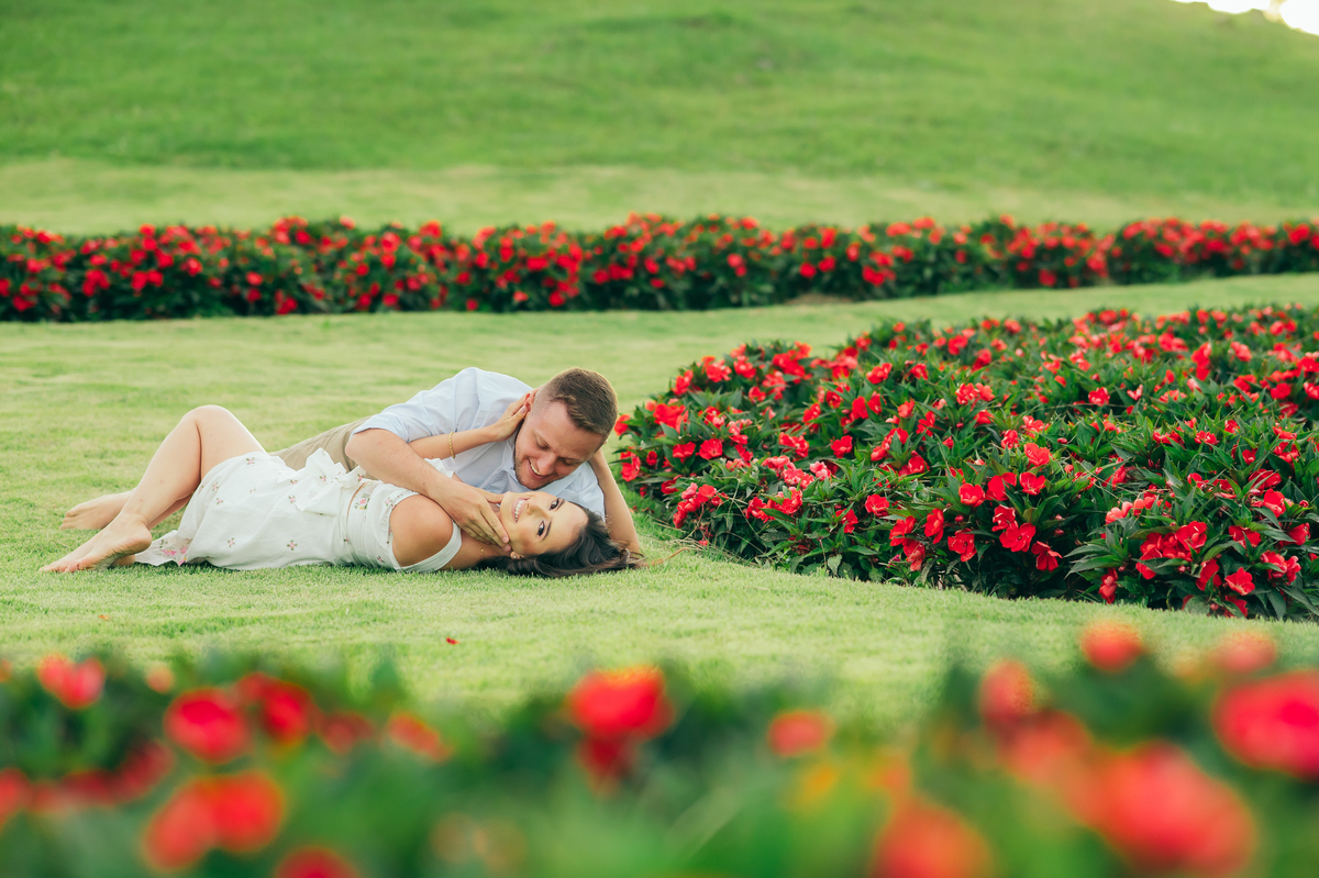 ensaio de casal ensaio pré casamento ensaio na natureza ensaios no parque de flores matria em são francisco de paula ensaios no verão daniela radavelli fotografia 