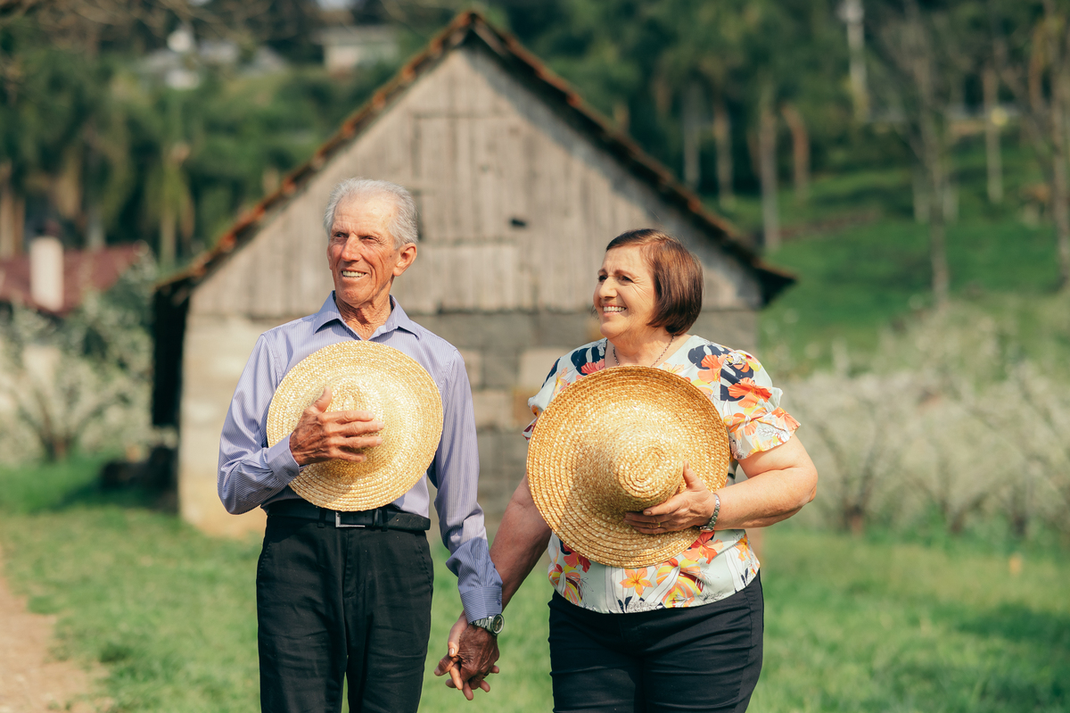 ensaio de bodas de casamento  fotografia afetiva ensaio sítio casal a vida na agricultura daniela radavelli fotografia
