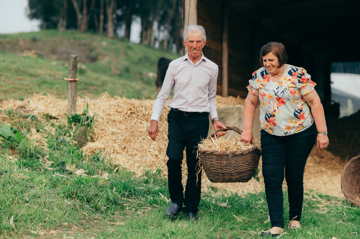 ensaio de bodas de casamento  fotografia afetiva ensaio sítio casal a vida na agricultura daniela radavelli fotografia