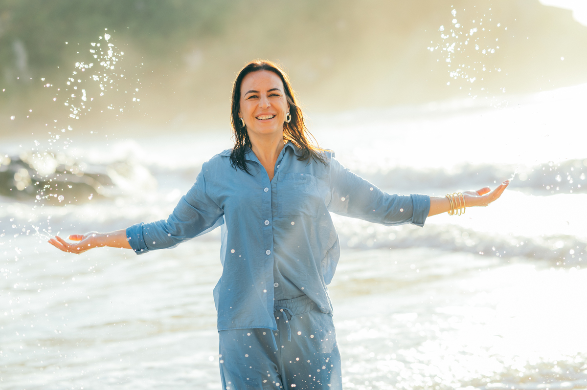 fotografia de retratos feminino ensaio fotográfico feminino na praia ensaio fotográfico na praia de Torres daniela radavelli fotografa 