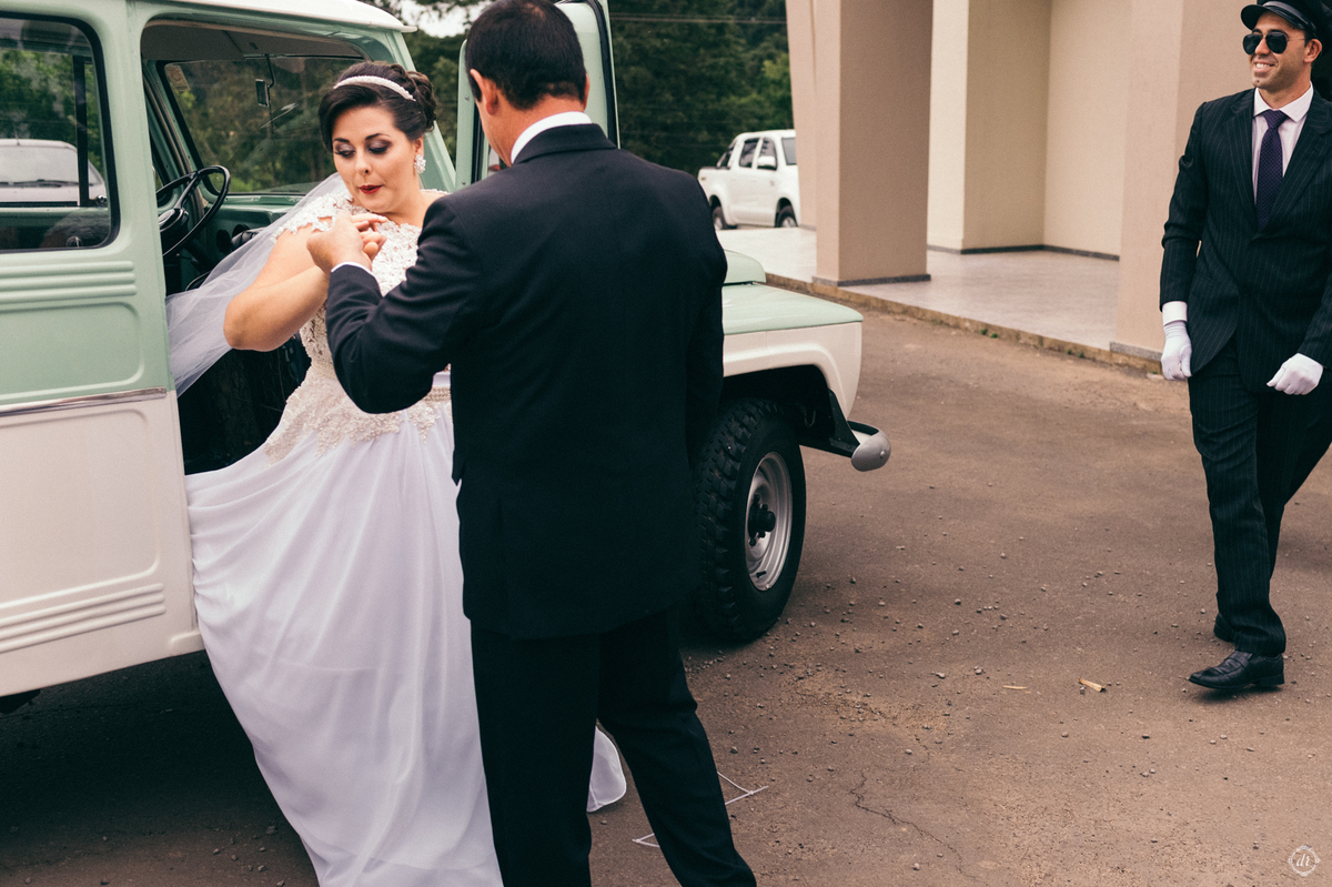 noiva chegando na igrjeja