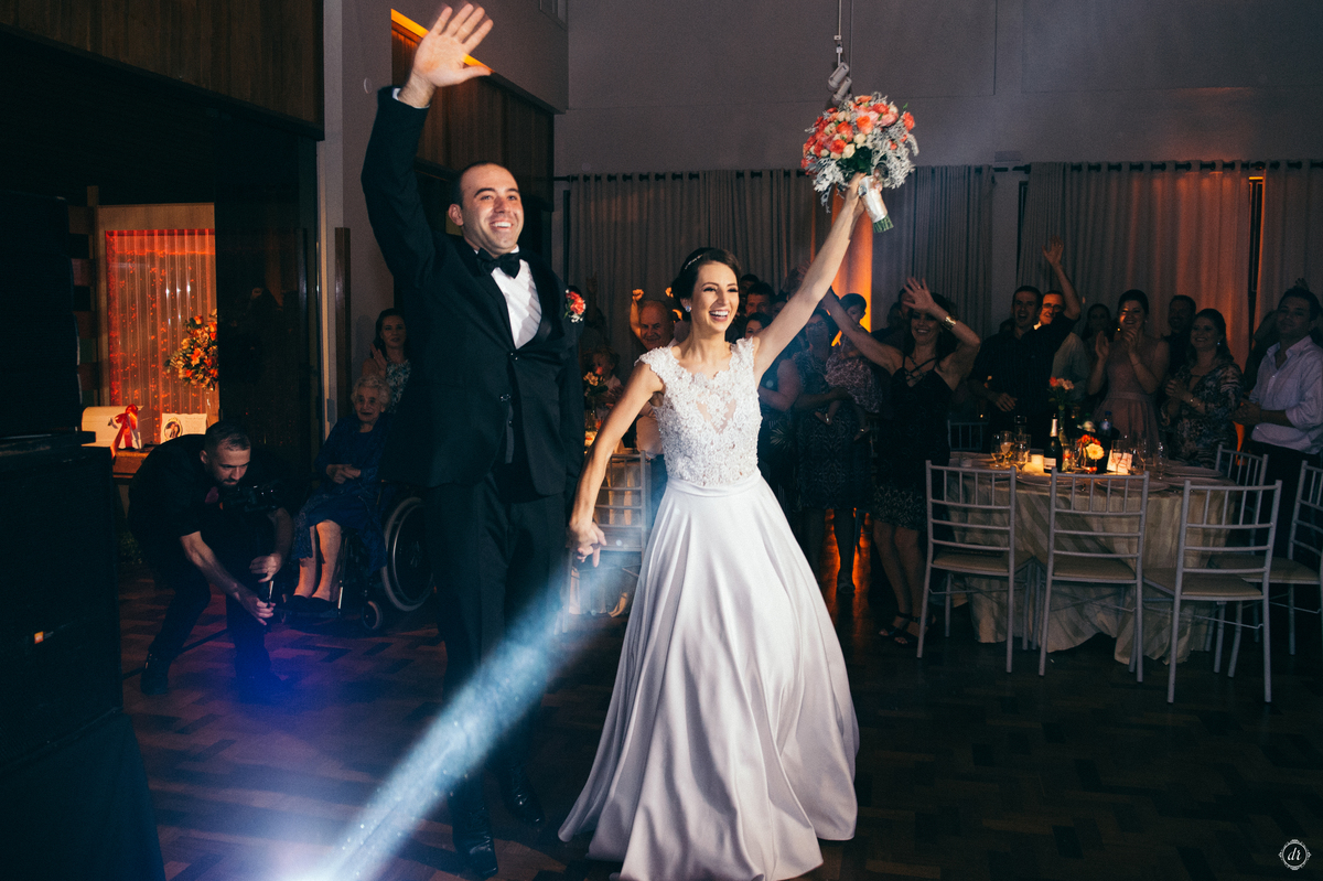casamento na serra gaucha piscina vestido de noiva make de noiva casamento na igreja dança dos noivos