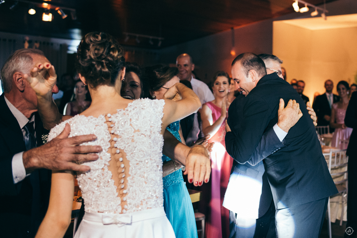 casamento na serra gaucha piscina vestido de noiva make de noiva casamento na igreja dança dos noivos