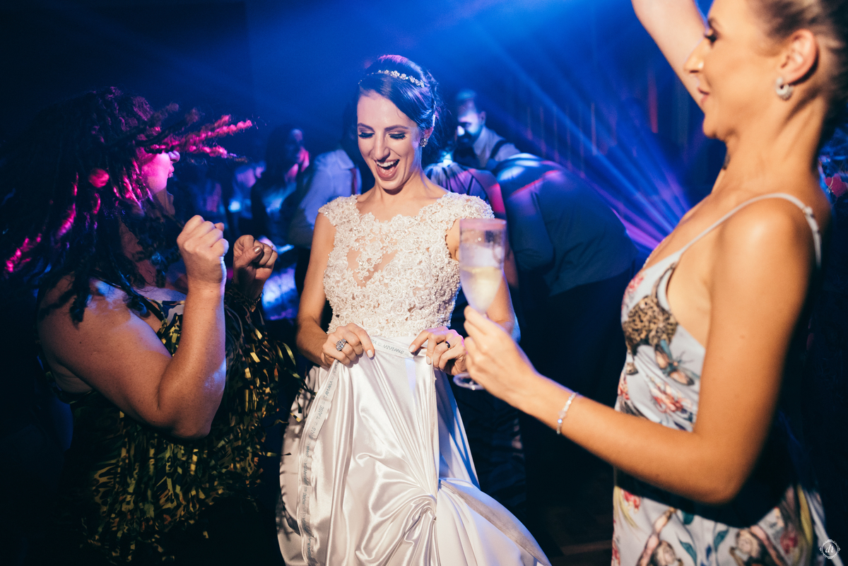 casamento na serra gaucha piscina vestido de noiva make de noiva casamento na igreja dança dos noivos