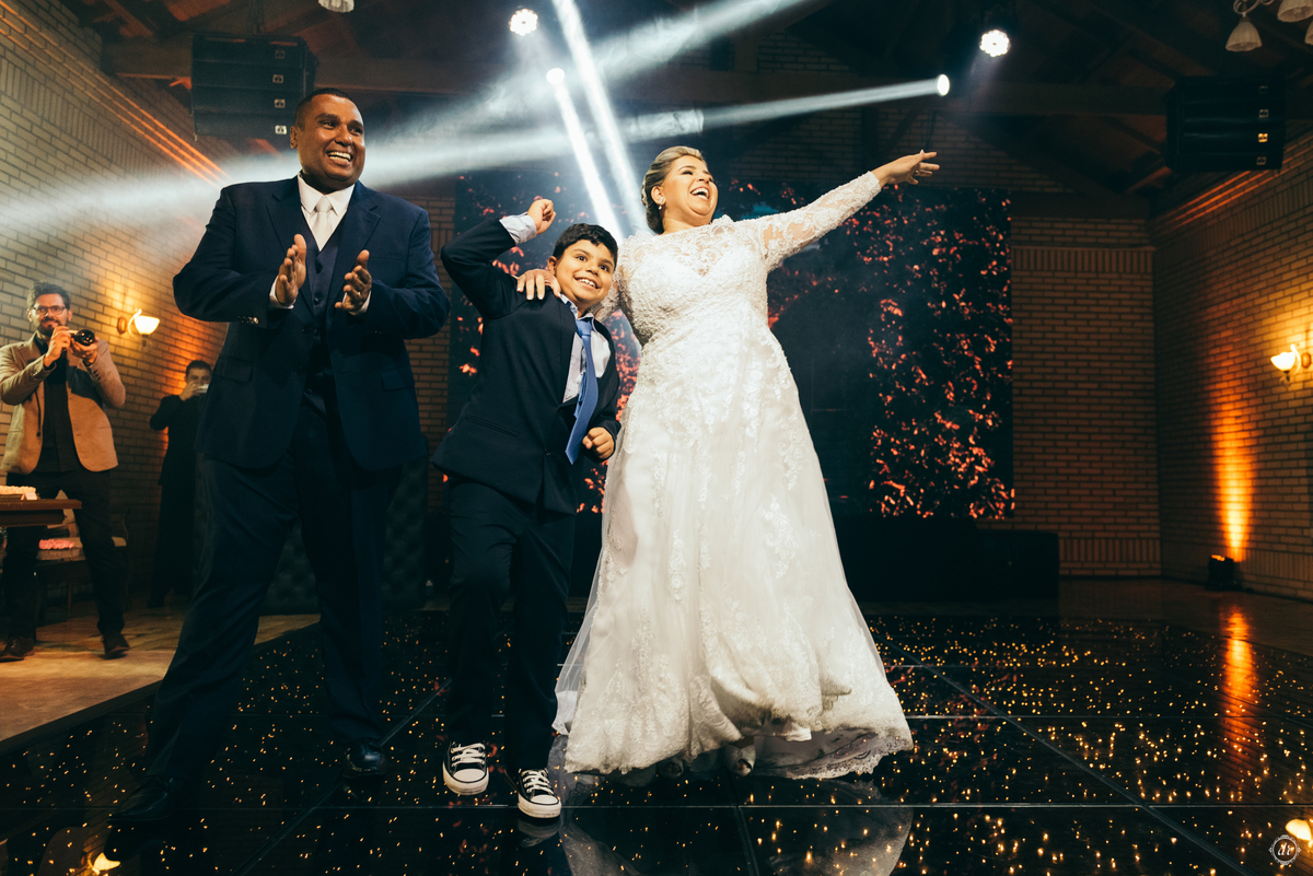 destination wedding casamento no vale dos vinhedos casa valduga noiva no vale arco de flores casamento na vinicola adega festa de casamento 