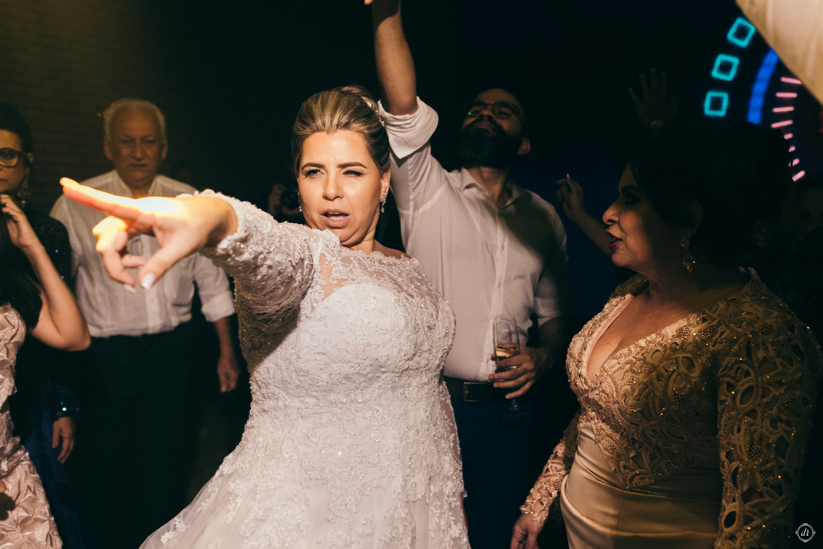 destination wedding casamento no vale dos vinhedos casa valduga noiva no vale arco de flores casamento na vinicola adega festa de casamento 