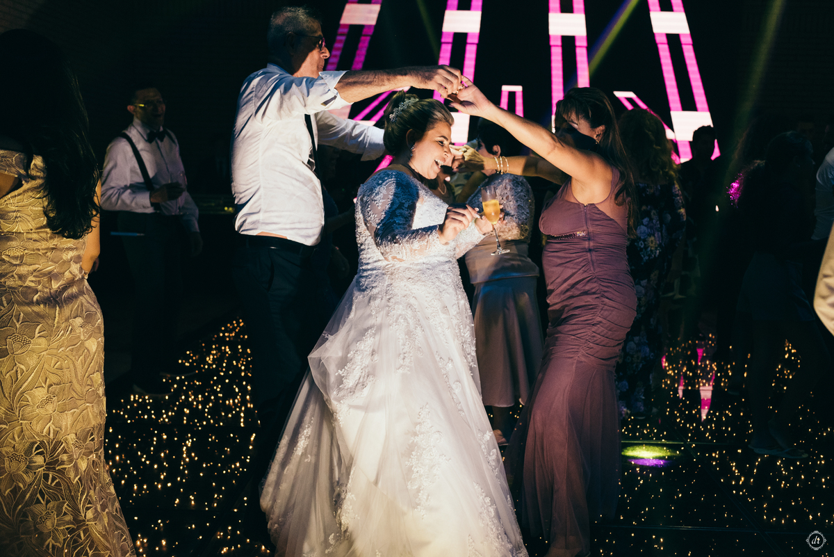 destination wedding casamento no vale dos vinhedos casa valduga noiva no vale arco de flores casamento na vinicola adega festa de casamento 