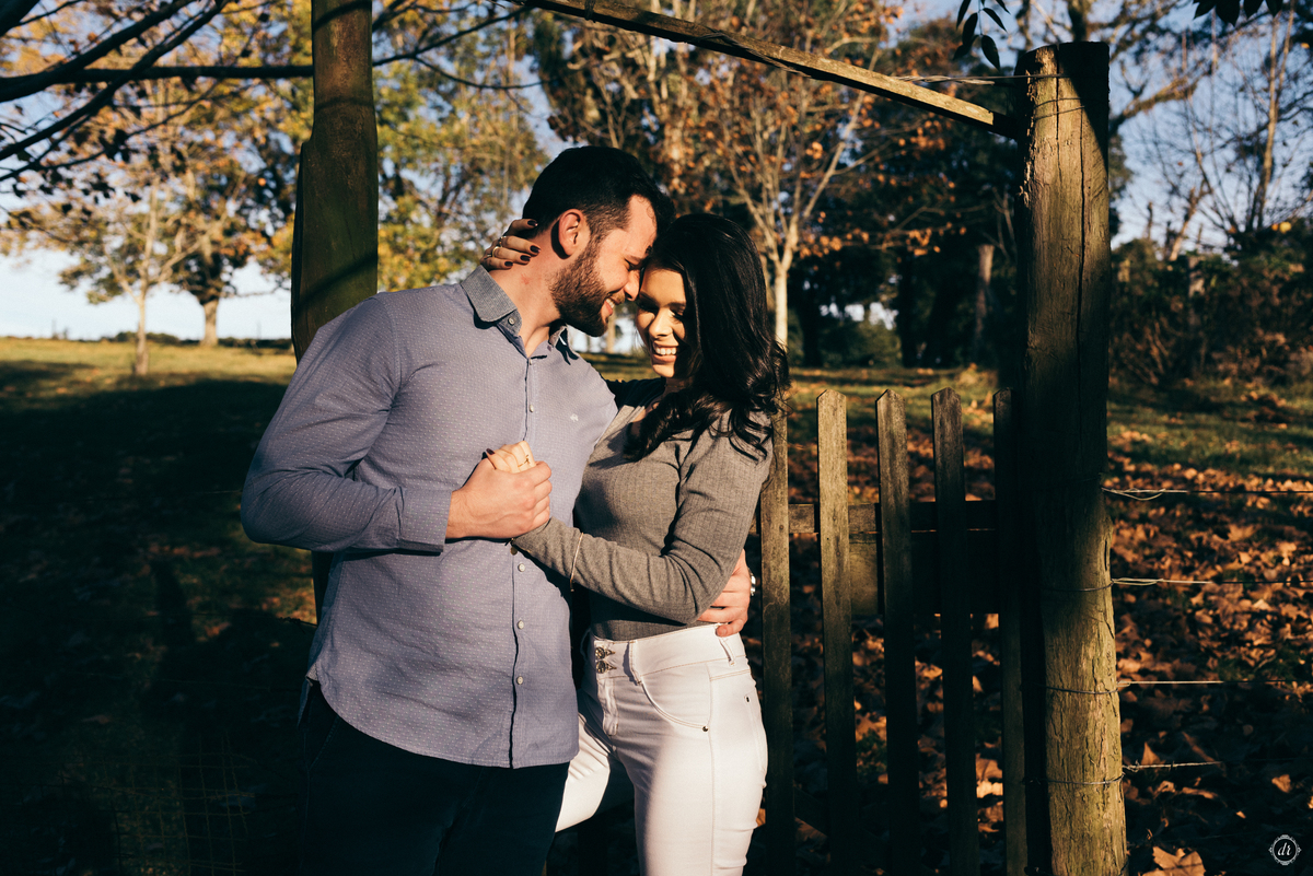 ensaio de casal ensaio nas ferias serra gaucha vinícola Don Giovanni pinto bandeira ensaio externo ensaio no inverno ensaio no parreirais 
