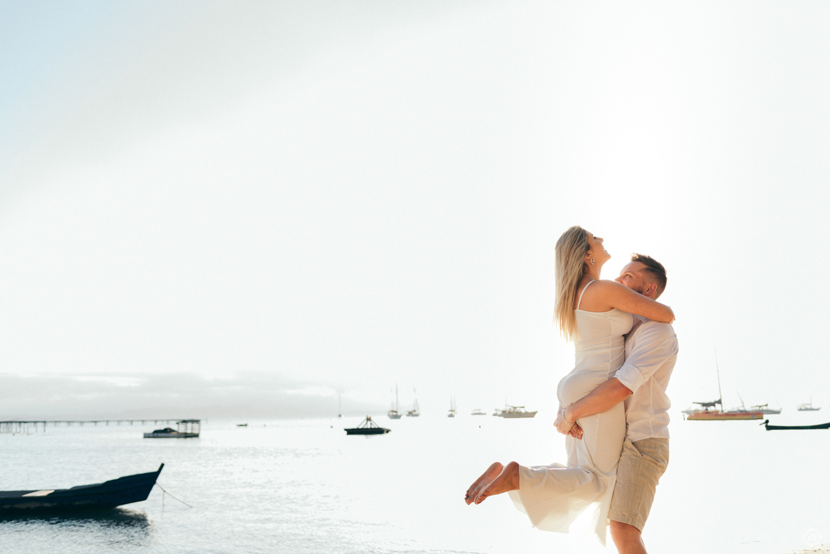 ensaio pre casamento ensaio praia pre wedding ensaio de casal praia de santo antonio de lisboa ensaio em sc fotos pre casamento roupa de pre casamento vestido de noiva para fotos