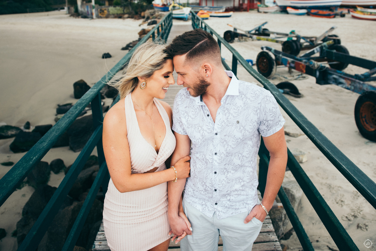 ensaio pre casamento ensaio praia pre wedding ensaio de casal praia de santo antonio de lisboa ensaio em sc fotos pre casamento roupa de pre casamento vestido de noiva para fotos