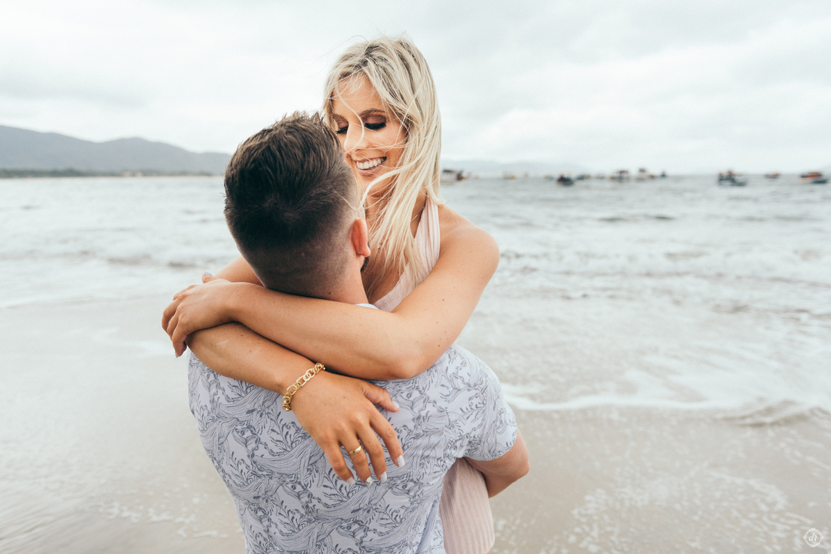 ensaio pre casamento ensaio praia pre wedding ensaio de casal praia de santo antonio de lisboa ensaio em sc fotos pre casamento roupa de pre casamento vestido de noiva para fotos