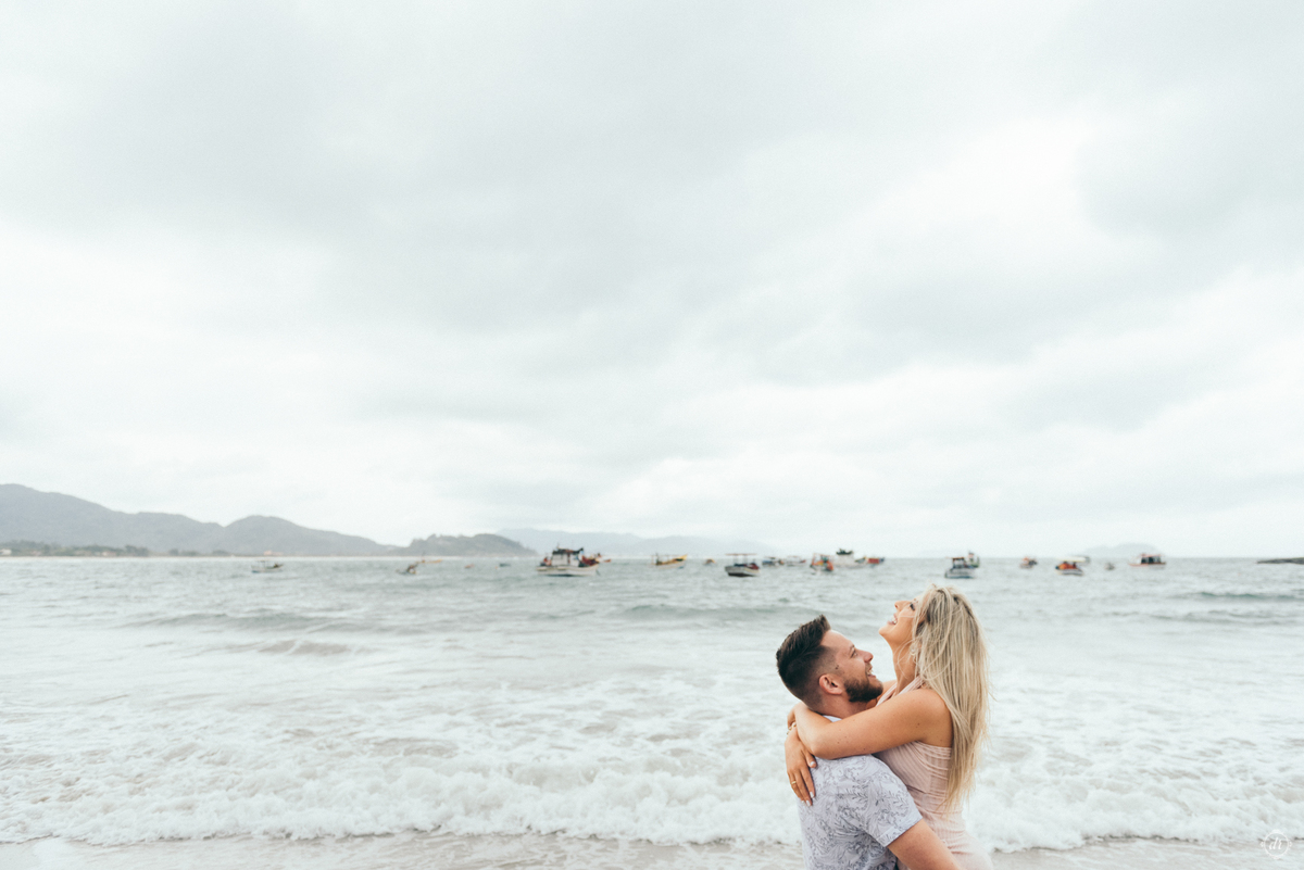 ensaio pre casamento ensaio praia pre wedding ensaio de casal praia de santo antonio de lisboa ensaio em sc fotos pre casamento roupa de pre casamento vestido de noiva para fotos
