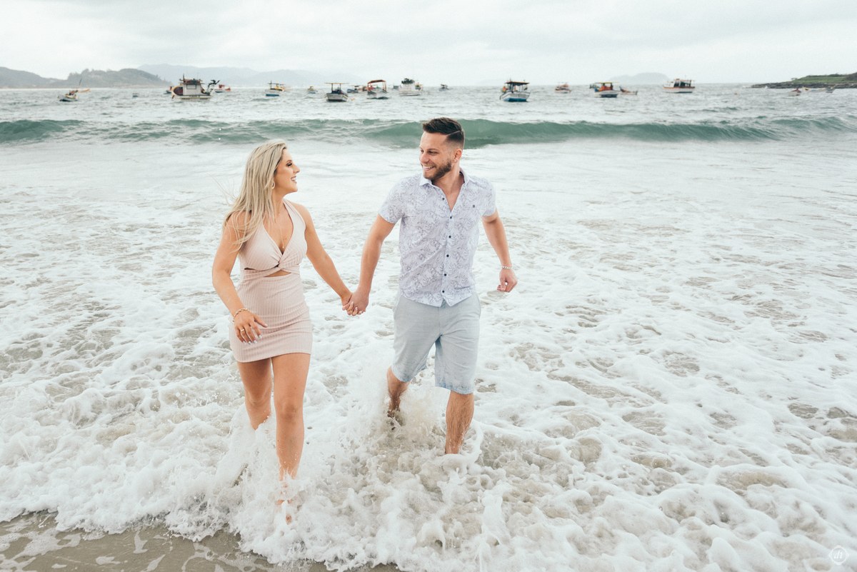 ensaio pre casamento ensaio praia pre wedding ensaio de casal praia de santo antonio de lisboa ensaio em sc fotos pre casamento roupa de pre casamento vestido de noiva para fotos