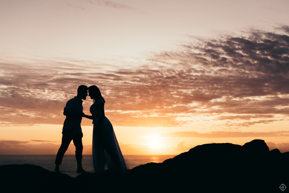ensaio na praia pre casamento guardo do embau santa catarina nascer do sol na praia fotos na praia noiva na praia ensaio de casal daniela radavelli fotografia 