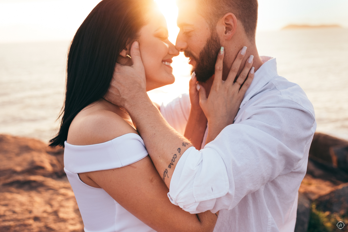 ensaio na praia pre casamento guardo do embau santa catarina nascer do sol na praia fotos na praia noiva na praia ensaio de casal daniela radavelli fotografia 