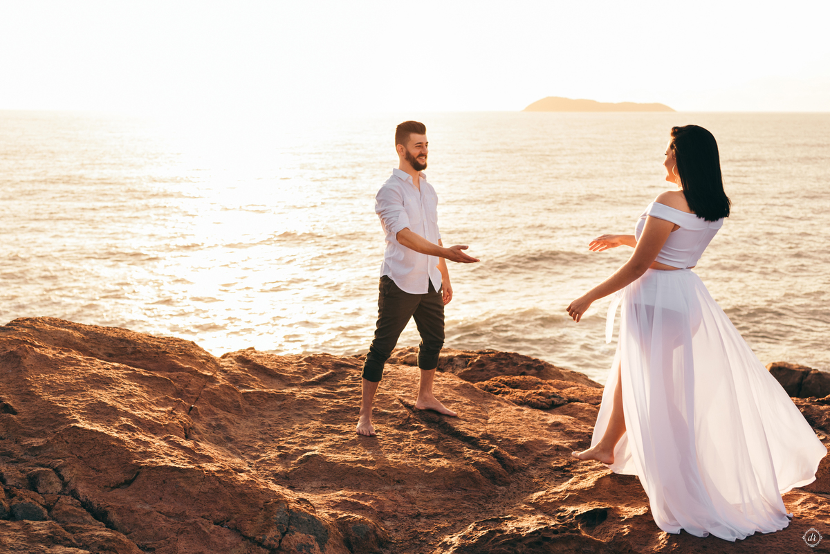 ensaio na praia pre casamento guardo do embau santa catarina nascer do sol na praia fotos na praia noiva na praia ensaio de casal daniela radavelli fotografia 