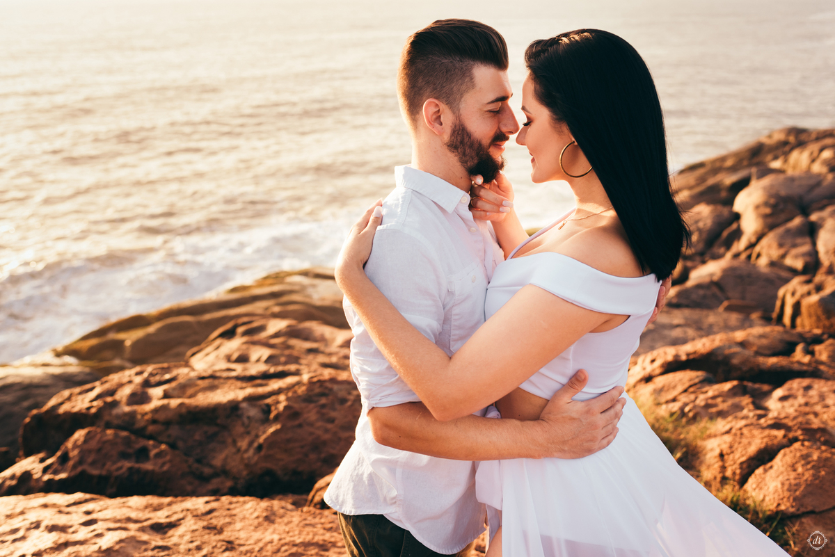 ensaio na praia pre casamento guardo do embau santa catarina nascer do sol na praia fotos na praia noiva na praia ensaio de casal daniela radavelli fotografia 